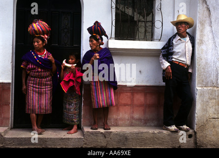 EINE QUICHE MAYA-FAMILIE GERADE EINE RELIGOUS PROZESSION PASS IHR HAUS WÄHREND DER SEMANA SANTA FEIERLICHKEITEN IN ZUNIL GUATEMALA Stockfoto