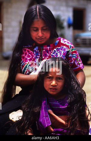 EINE MAYA-INDIANERIN ZINACANTAN PFLEGT IHRE TÖCHTER HAARE AUF EINEM MARKT IN SAN LORENZO ZINACANTAN CHIAPAS-MEXIKO Stockfoto