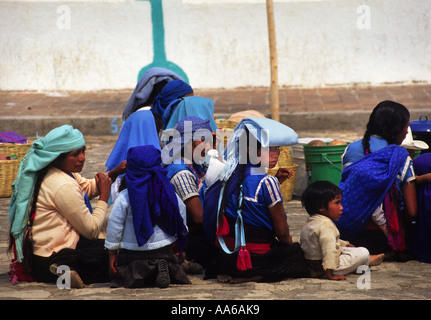 EINE GRUPPE VON FRAUEN UND KINDERN AUF DEM MARKTPLATZ IN SAN JUAN CHAMULA CHIAPAS-MEXIKO Stockfoto