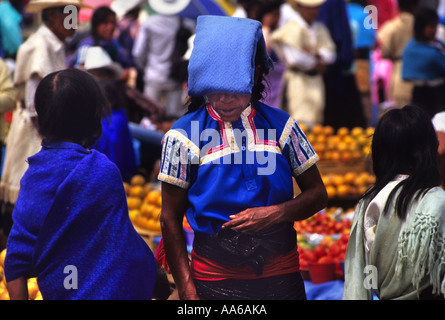 FRAUEN AUF DEM MARKTPLATZ IN SAN JUAN CHAMULA CHIAPAS MEXIKO EINKAUFEN Stockfoto