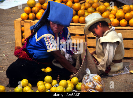 FRAU MIT IHREM SOHN VERKAUFEN OBST AUF DEM MARKTPLATZ IN SAN JUAN CHAMULA CHIAPAS-MEXIKO Stockfoto