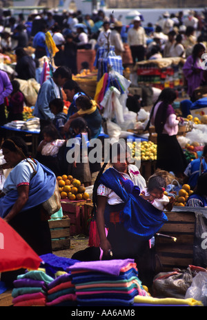 STANDINHABER UND SHOPPER AM MARKTPLATZ IN SAN JUAN CHAMULA CHIAPAS-MEXIKO Stockfoto