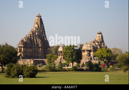 Kandariya Mahadev Tempel und Mahadeva Tempel in Khajuraho, Indien Stockfoto