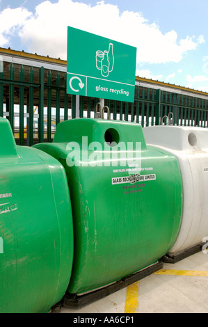 Sammelbehälter für das Recycling von Glas in einem Abfall- und Recyclingzentrum in York, North Yorkshire, Großbritannien Stockfoto