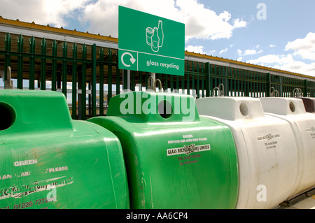 Sammelbehälter für das Recycling von Glas in einem Abfall- und Recyclingzentrum in York, North Yorkshire, Großbritannien Stockfoto