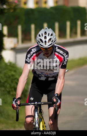 Einsame Radfahrer aufsteigender Hügel während Zyklus Rennen Buire au Bois-Pas-De-Calais Stockfoto