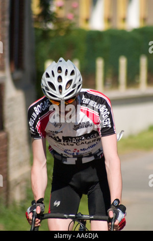 Einsame Radfahrer aufsteigender Hügel während Zyklus Rennen Buire au Bois-Pas-De-Calais Stockfoto