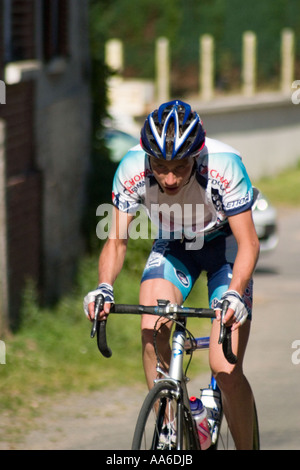 Einsame Radfahrer aufsteigender Hügel während Zyklus Rennen Buire au Bois-Pas-De-Calais Stockfoto