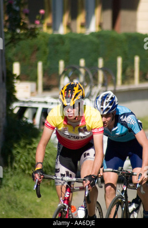 Zwei Radfahrer in enge Verfolgung während Zyklus Rennen Buire-au-Bois-Pas-De-Calais Stockfoto