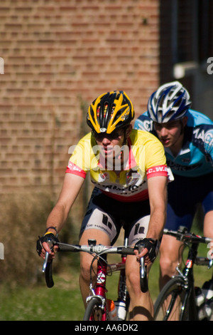 Zwei Radfahrer in enge Verfolgung während Zyklus Rennen Buire-au-Bois-Pas-De-Calais Stockfoto