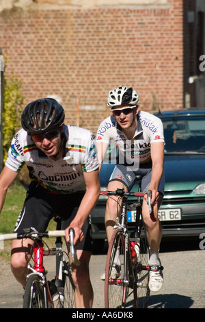 Zwei Radfahrer in enge Verfolgung während der Rennen Buire au Bois-Pas-De-Calais Stockfoto