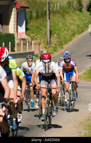 Gruppe von Radfahrern während Rennen Buire au Bois-Pas-De-Calais Stockfoto