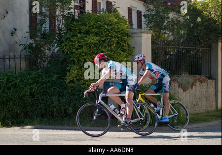 Zwei Radfahrer in enge Verfolgung während der Rennen Buire au Bois-Pas-De-Calais Stockfoto