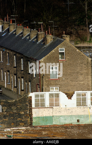 Typische nördliche Terrassen am Hang in Bingley Stockfoto