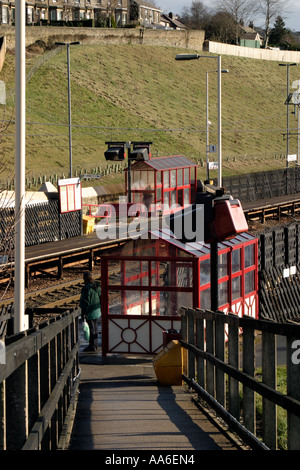 Gesamtansicht der Crossflatts Station von Ansatz Gehweg Stockfoto