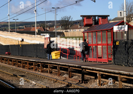 Passagiere warten auf dem Zug am Bahnhof Crossflatts Stockfoto