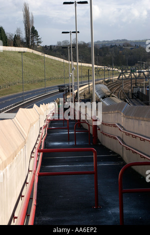 Ansatz zur Crossflatts Station mit Bingley Aire Valley Relief Road im Hintergrund Stockfoto