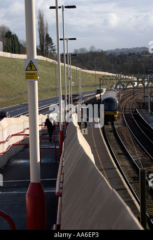 Ansatz zur Crossflatts Station mit Bingley Aire Valley Relief Road im Hintergrund Stockfoto