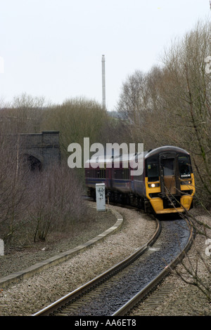 Nahverkehrszug am Battyeford in der Nähe von Mirfield Stockfoto