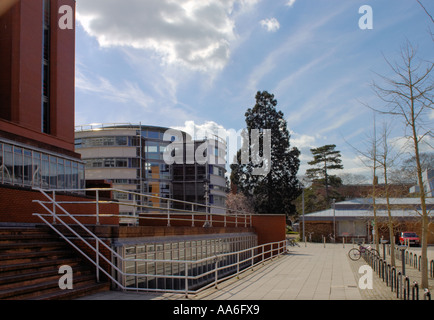 Cambridge University die moderne Architektur des Campus einschließlich der kreisförmigen Göttlichkeit Fakultätsgebäude Stockfoto