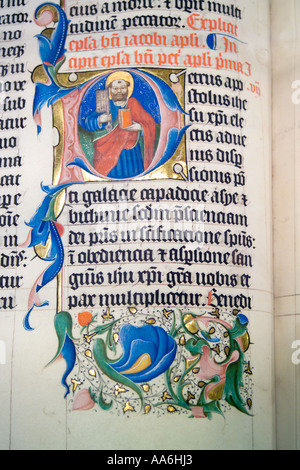 Details aus einer Handschriftenbibel aus dem Jahr 1407 in Malmesbury Abbey, Wiltshire UK, ausgestellt Stockfoto