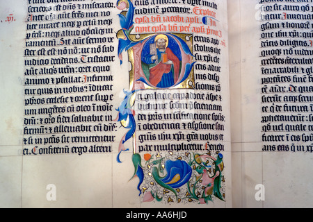 Details aus einer Handschriftenbibel aus dem Jahr 1407 in Malmesbury Abbey, Wiltshire UK, ausgestellt Stockfoto