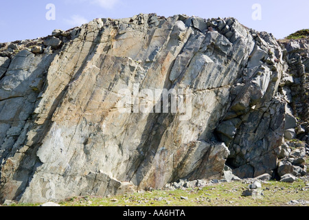 Alte Granit-Steinbruch-Gesicht Porthgain, Pembrokeshire, Wales Stockfoto