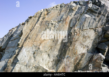 Alte Granit-Steinbruch-Gesicht Porthgain, Pembrokeshire, Wales Stockfoto