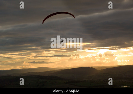 Gleitschirm fliegen in den Sonnenuntergang über den Long Mynd, Shropshire Stockfoto