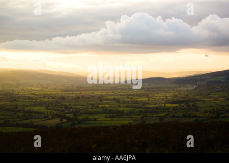 Auf der Suche nach Westen in den Sonnenuntergang von der Long Mynd, Shropshire Stockfoto