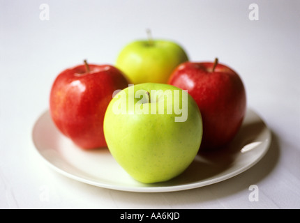 "2 rote Äpfel und 2 grüne Äpfel auf einem Teller" Stockfoto