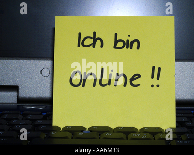 Memo-Hinweis auf Notebook, Ich bin online ich bin online Stockfoto