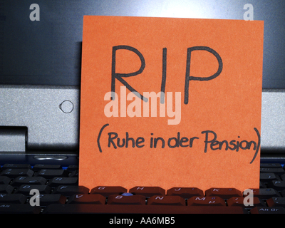 Memo-Hinweis auf Notebook, RIP, Rest in der Pension, Ruhestand Stockfoto