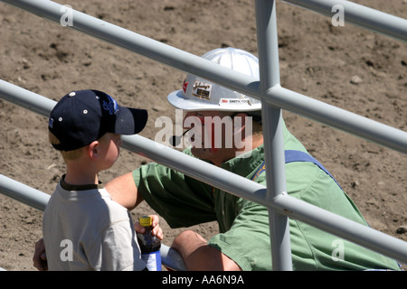 Rodeo Ii Alberta, Kanada.  Kleiner Junge im Gespräch mit der Bull Fighter. Stockfoto