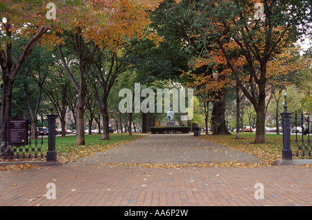 Gehweg an der Commonwealth Avenue in Boston, massachusetts Stockfoto