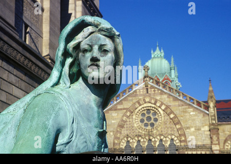 Die Muse Statue am Dartmouth Street Eingang der Boston Public Library am Copley Square. Stockfoto