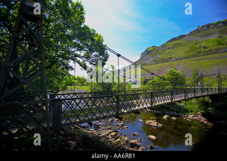 Gusseisen-Hängebrücke über den Fluss Elan, Elan-Tal, in der Nähe von Rhayader, Powys, Mid Wales, UK Stockfoto