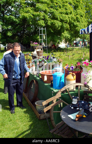 Ein Junk-e-mans mans einen anderen Schatz, Dinge zum Verkauf auf einem Flohmarkt. Stockfoto