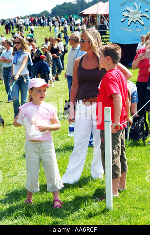 Familie auf einem Flohmarkt Stockfoto