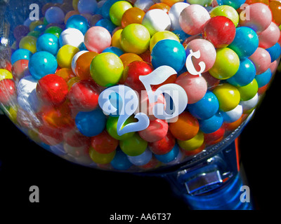 Bubblegum bei 25 Cent im sonnendurchfluteten abfüllen Automaten bunte Kugeln gum Kaugummi auf bürgersteig San Francisco Kalifornien USA Stockfoto