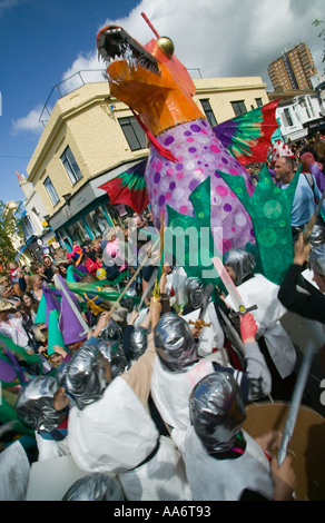 Schülerinnen und Schüler verkleidet als St George Angriff ein Drachen während Childrens Parade, Brighton Festival. Stockfoto