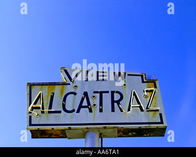 Verwitterte Zeichen Werbung Bootsausflüge zu Alcatraz Gefängnis San Francisco Kalifornien, USA Stockfoto