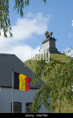 Die Butte de Lion am Ort der Schlacht von Waterloo 18. Juni 1815 Besucherzentrum und belgische Flagge Stockfoto