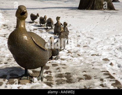 Weise Ente Skulptur machen im Schnee in Boston Public Garden Stockfoto