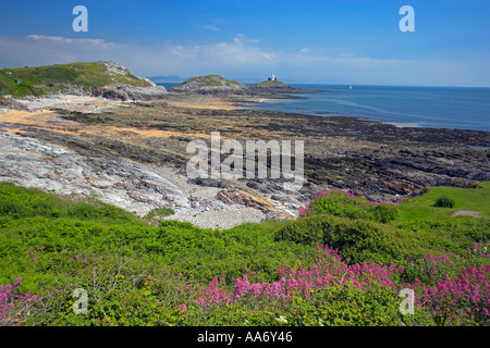 Murmelt Leuchtturm, gesehen von Caswell Bucht, Gower, Wales, UK Stockfoto