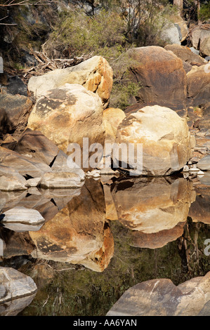 Alten riesigen Granitfelsen spiegelt sich in den ruhigen Gewässern des Billabong am Fluss Avon im westlichen australischen Busch Stockfoto