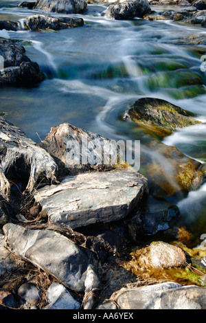 Zeitaufwand-Methode, die auf Wasser laufen über und um Felsen in einem australischen Busch Fluss verwendet Stockfoto