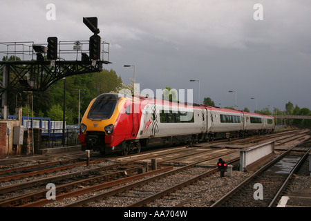 Virgin Voyager Dieselaggregat Richtung Süden aus Oxford Bahnhof, England, Vereinigtes Königreich. Stockfoto