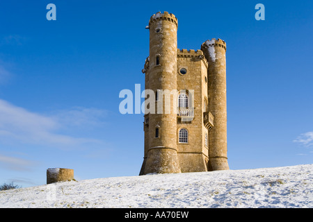 Schnee auf den Cotswolds im Winter am Broadway Tower, Worcestershire, Großbritannien Stockfoto