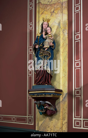 Statue der Jungfrau Maria mit dem Jesuskind, St. Francis Xavier Church, Hereford, England Stockfoto